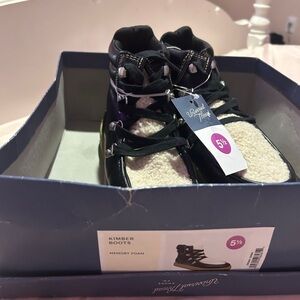 Sneakers/boots 5.5 new in box